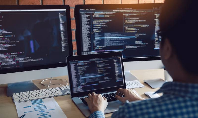 数据科学选型:R与Python如何赋能贵南县网站建设?